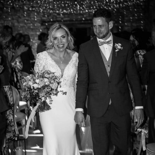 Emma wore the Noemi I teardrop pearl earrings and necklace set (silver) by Aria. Photography by Cotswolds Weddings.