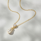 Noemi I teardrop pearl necklace (gold)