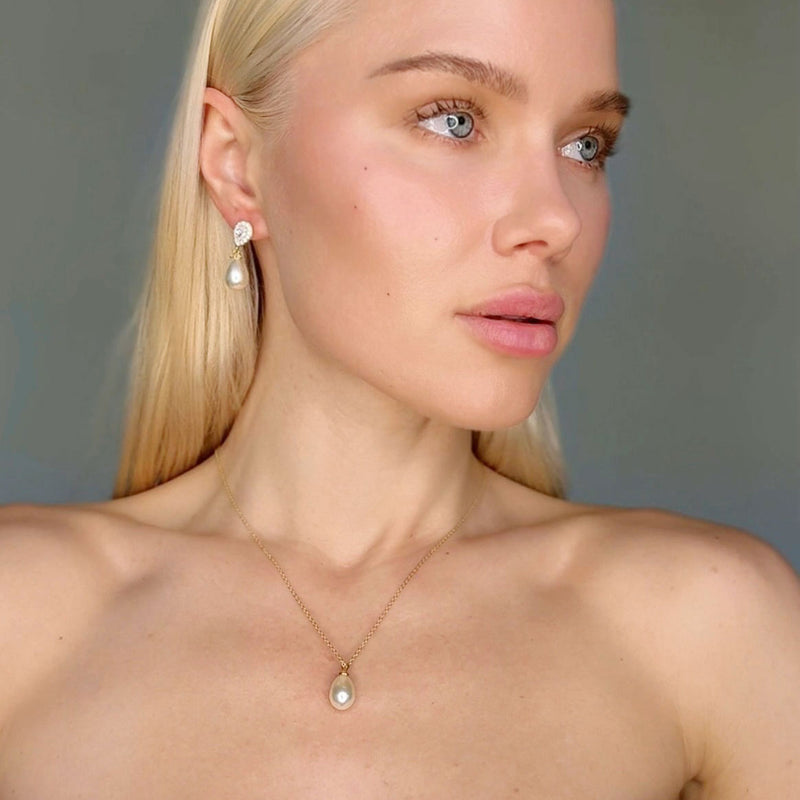 Single teardrop pearl pendant necklace (gold) - Liberty in Love