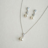 Avery pearl pendant necklace (silver, rhodium-plated)