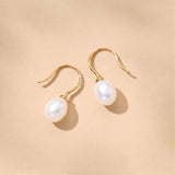 Isari simple pearl hook earrings (gold)