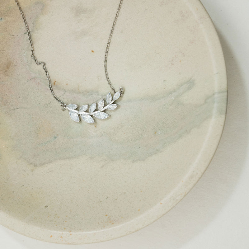 Ivie crystal leaf necklace (silver) - Liberty in Love