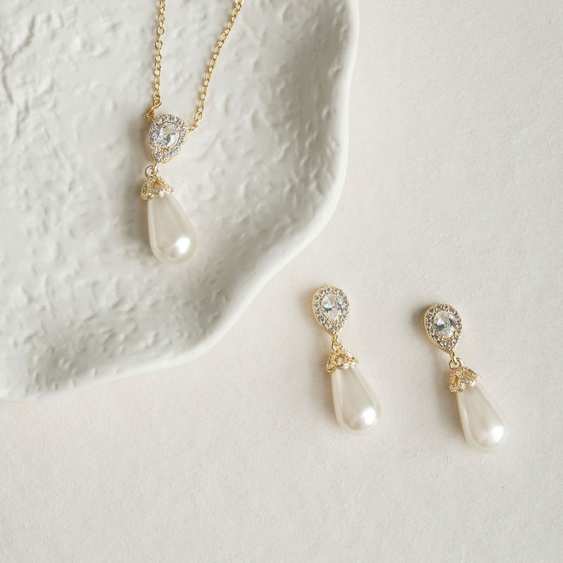 Noemi I teardrop pearl earrings and necklace set (gold) Liberty