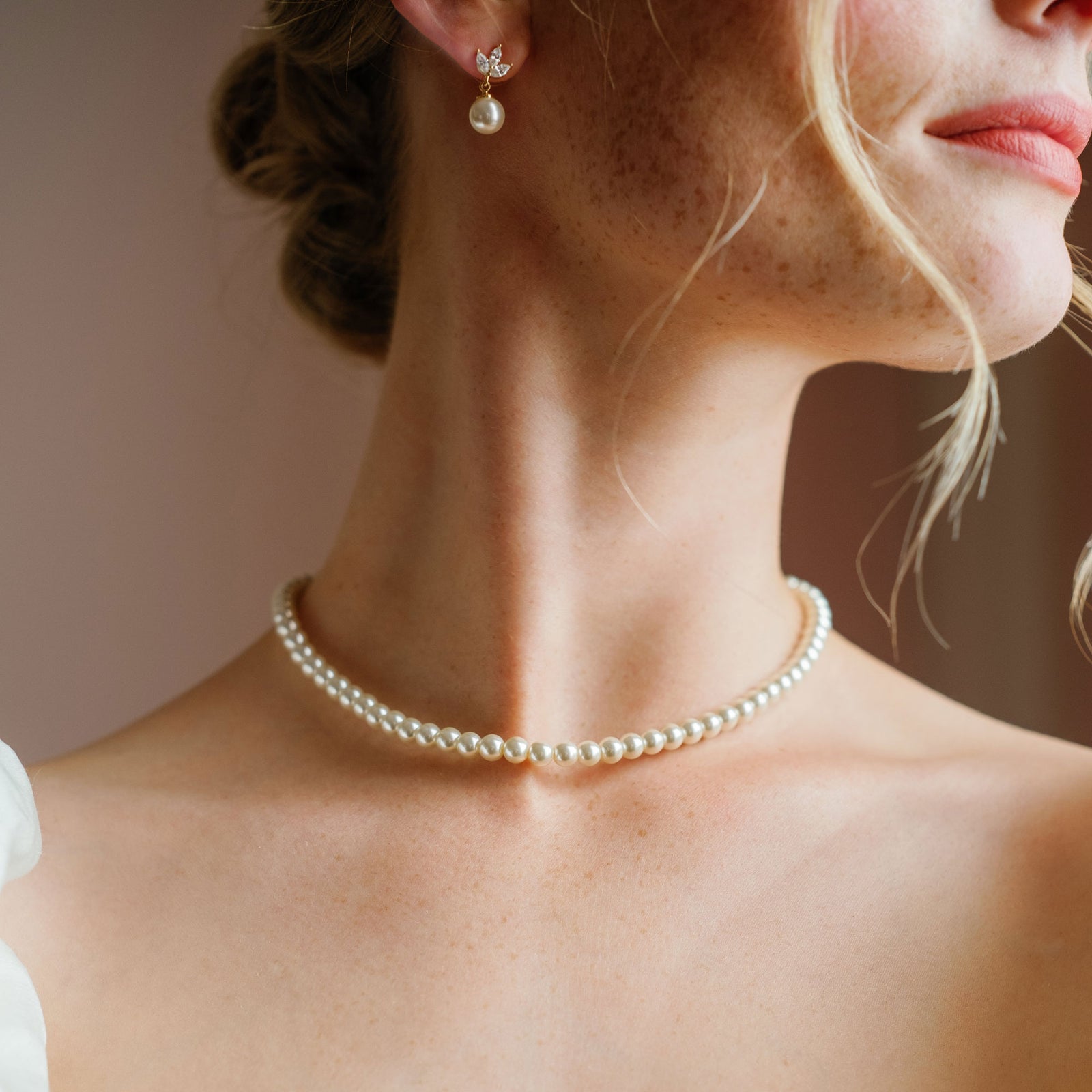 Romy pearl drop earrings Alta pearl necklace (gold) – Liberty in