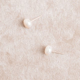 Button pearl stud earrings (silver) - Liberty in Love