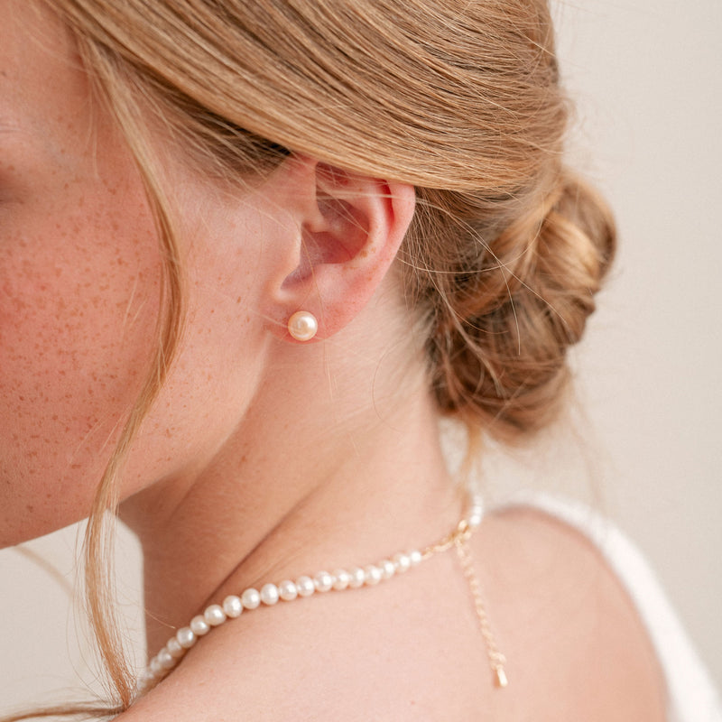 Button freshwater pearl stud earrings (gold) Aria – Liberty in Love
