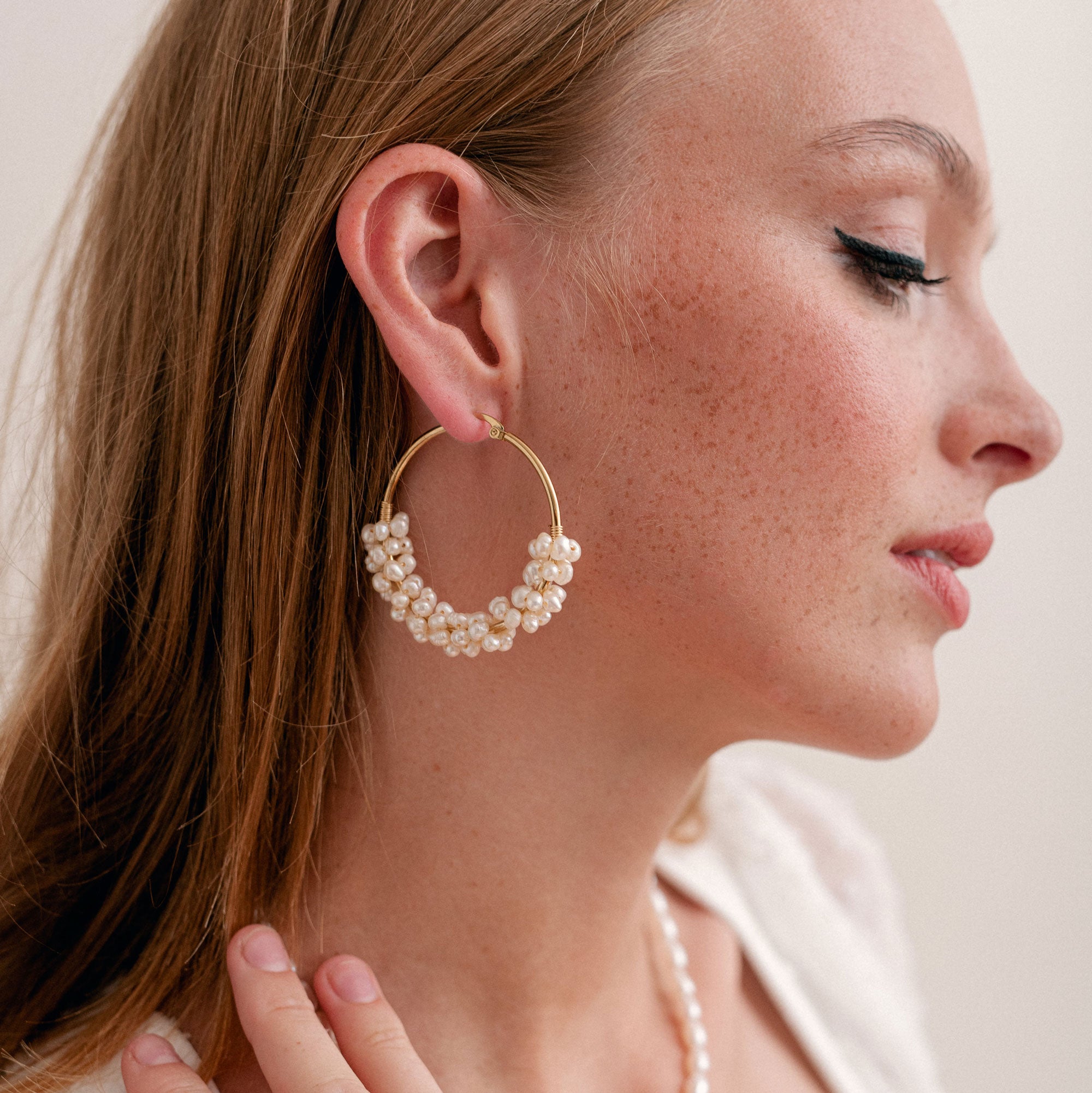 Clustered pearl hoop earrings (gold) Aria Liberty in Love