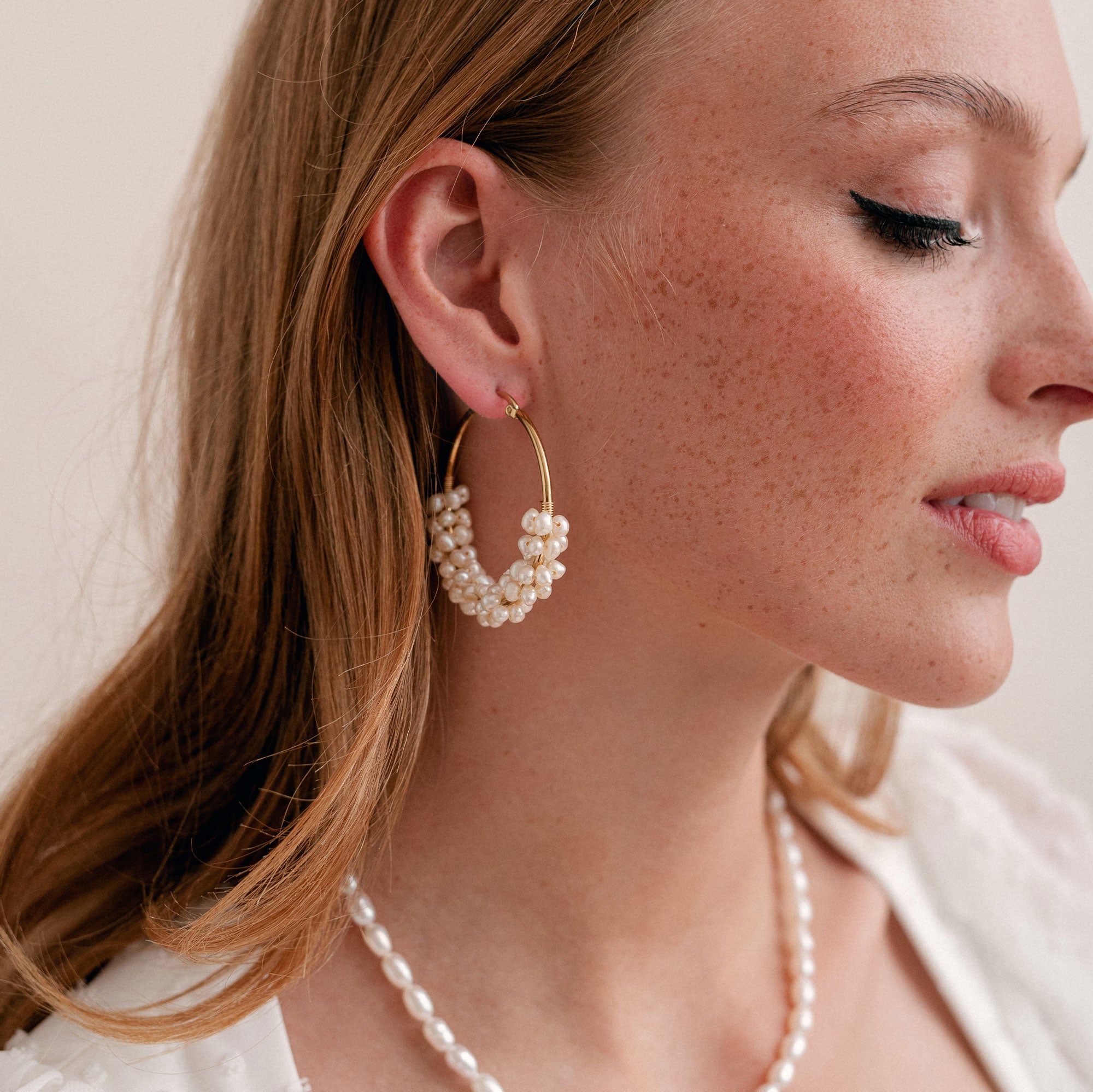 Clustered pearl hoop earrings (gold) Aria Liberty in Love