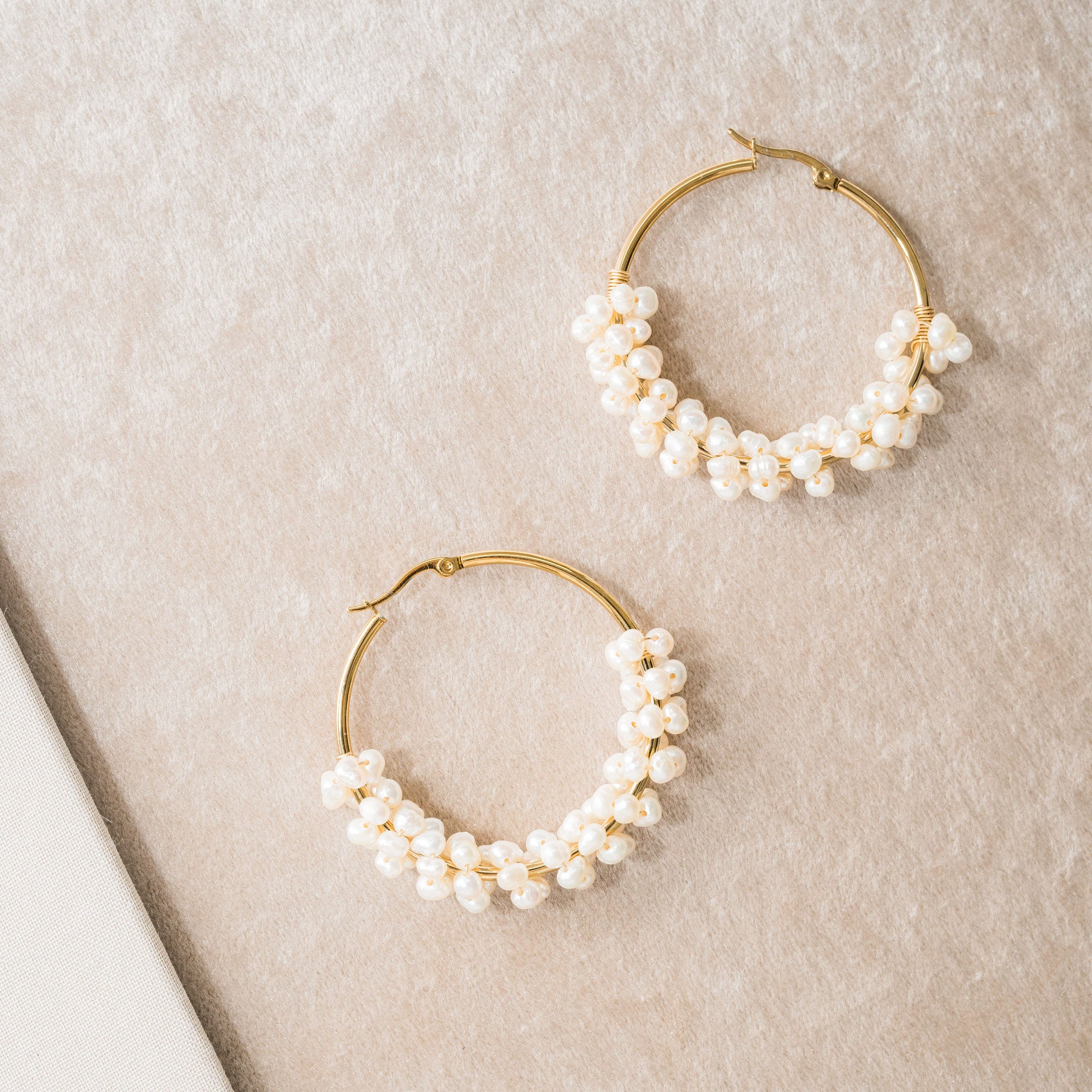 Clustered pearl hoop earrings (gold) Aria Liberty in Love