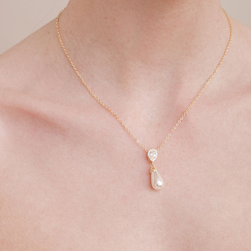 Noemi I teardrop pearl earrings and necklace set (gold) - Liberty in Love