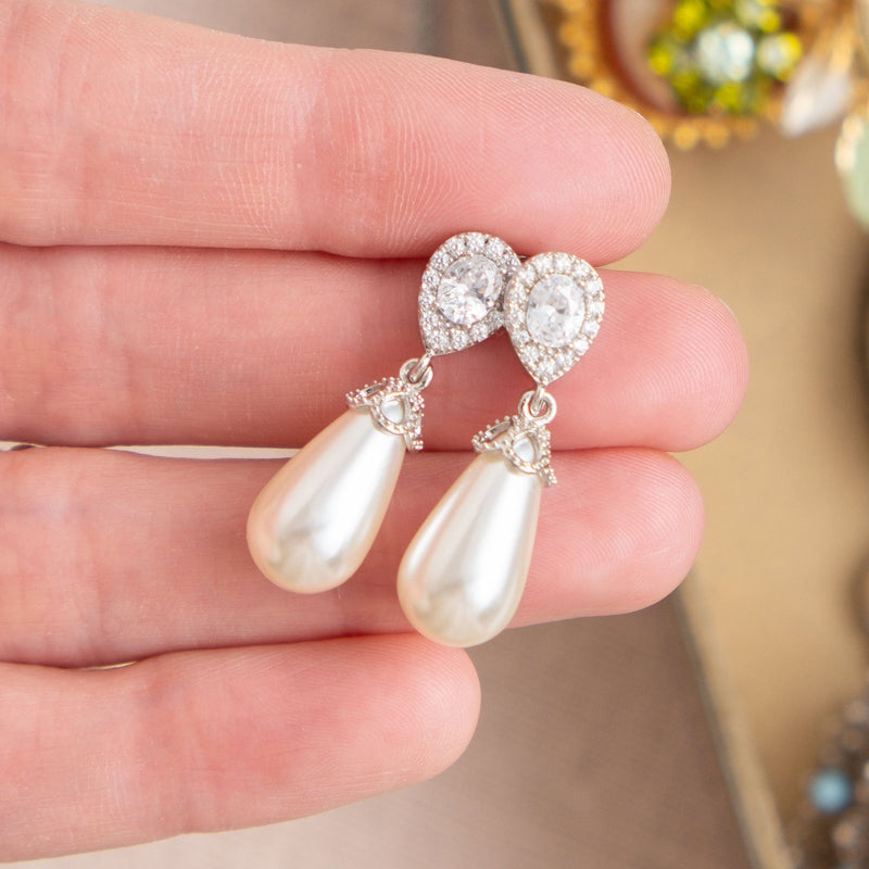 Noemi I teardrop pearl earrings (silver) - Liberty in Love
