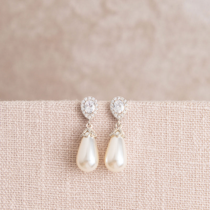 Noemi I teardrop pearl earrings (silver) - Liberty in Love