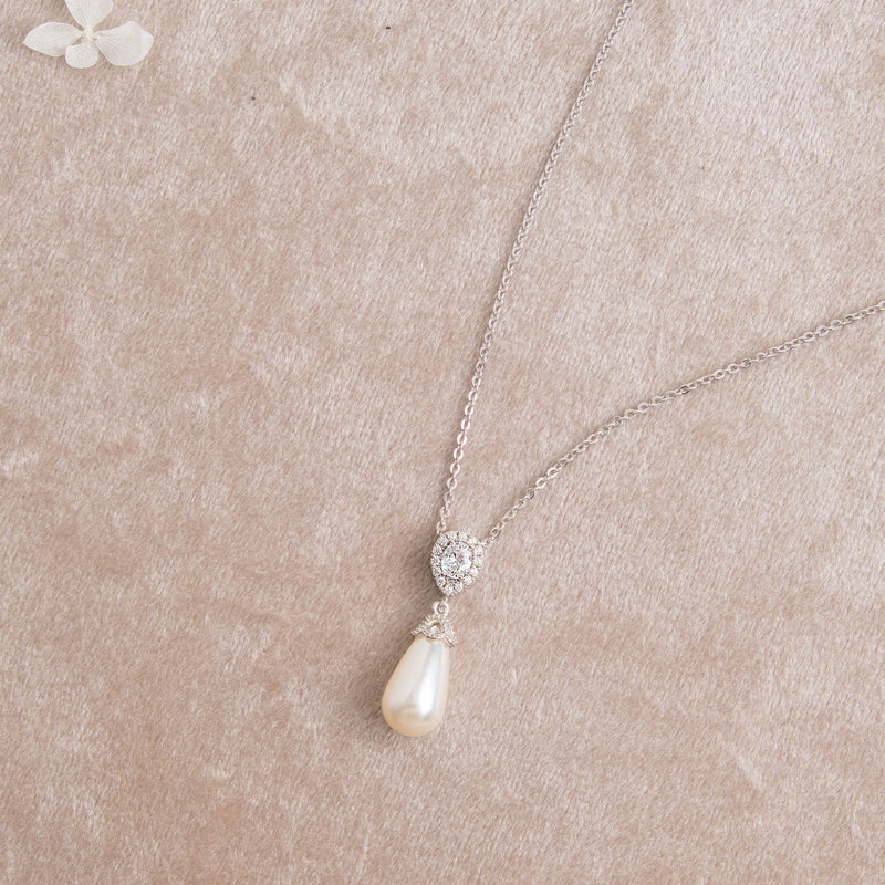 Noemi I teardrop pearl earrings and necklace set (silver) - Liberty in Love