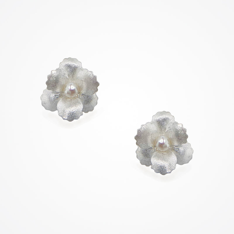 Bloom pearl flower earrings - Liberty in Love