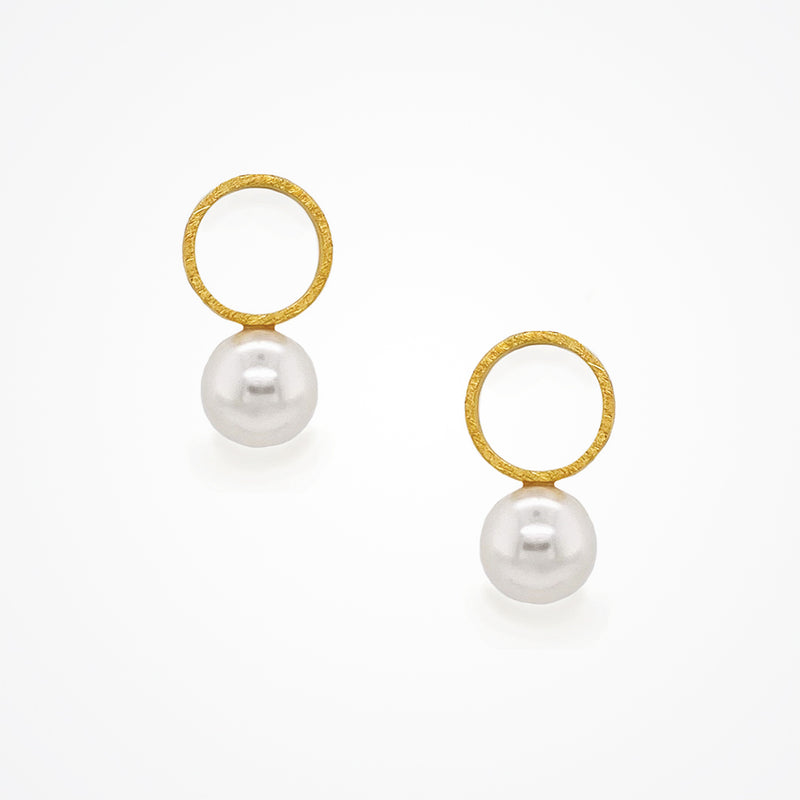 Bombshell gold circle pearl earrings - Liberty in Love