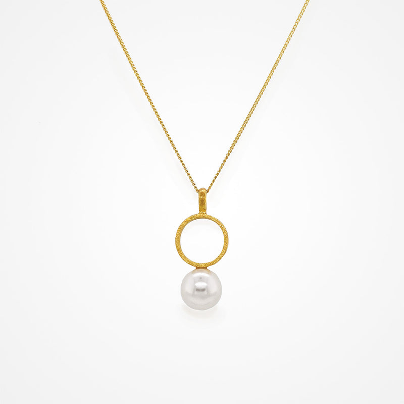Bombshell pearl circle pendant - Liberty in Love