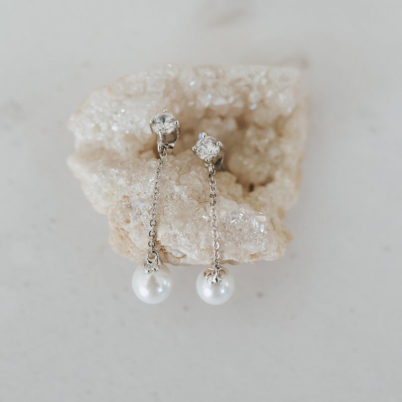 Mode chained pearl drop earrings - Liberty in Love
