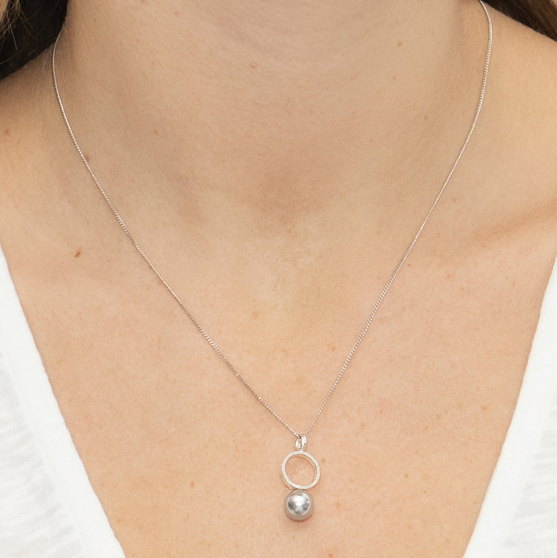 Night fever pearl circle pendant - Liberty in Love