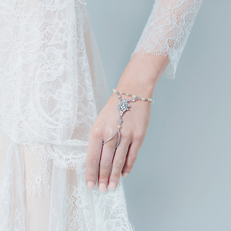 Sleeping lily hand bracelet - Liberty in Love