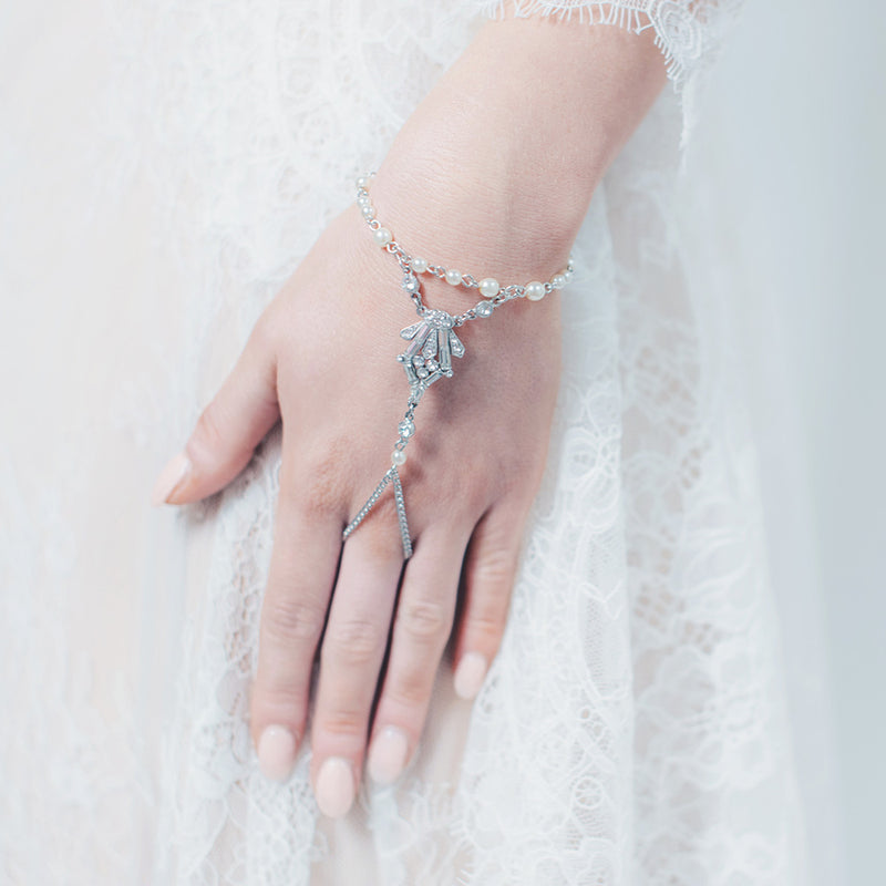 Sleeping lily hand bracelet - Liberty in Love